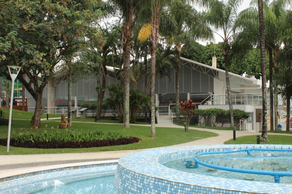 Edifício da piscina coberta do Iate Clube